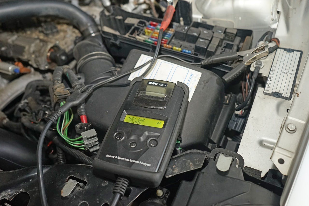 Mätning av spänningen på bilbatteriet