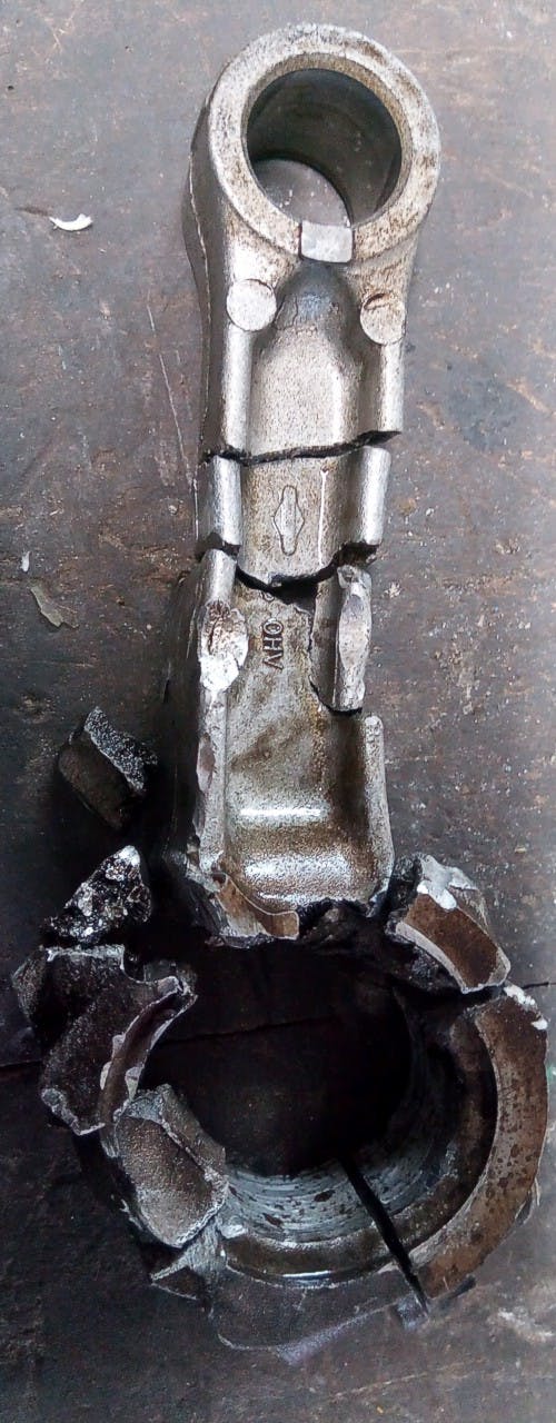 Aluminiumvevstång för 4-taktsmotor, utmattningsbrott och efterföljande stöt med vevaxeln.